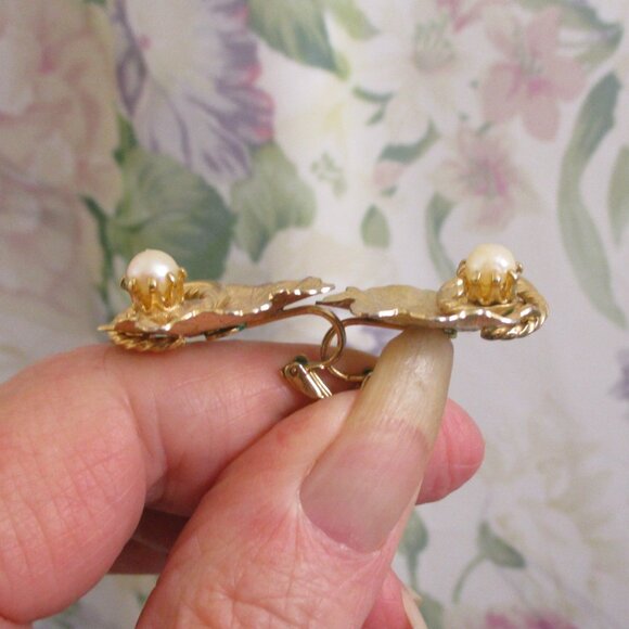 VINTAGE Cultured Pearls Gold Plate Brooch Earrings Set ~ Gold Leaf Swirl Pearls - Picture 10 of 16